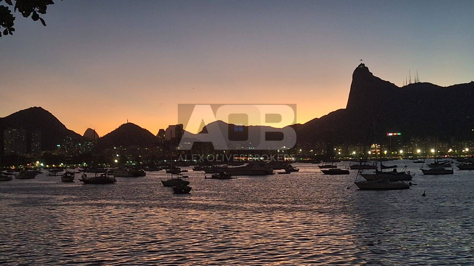 Casa de 357 m² Frente para o Mar na Urca