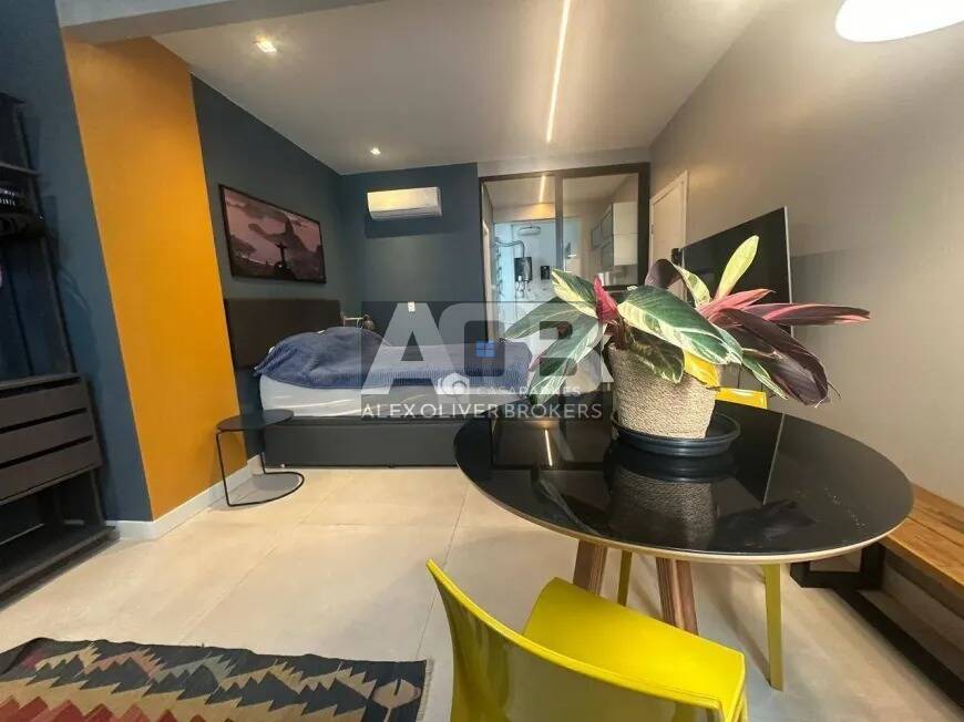 Apartamento no Posto 6, 37m² Reformado e Mobiliado (Porteira Fechada).