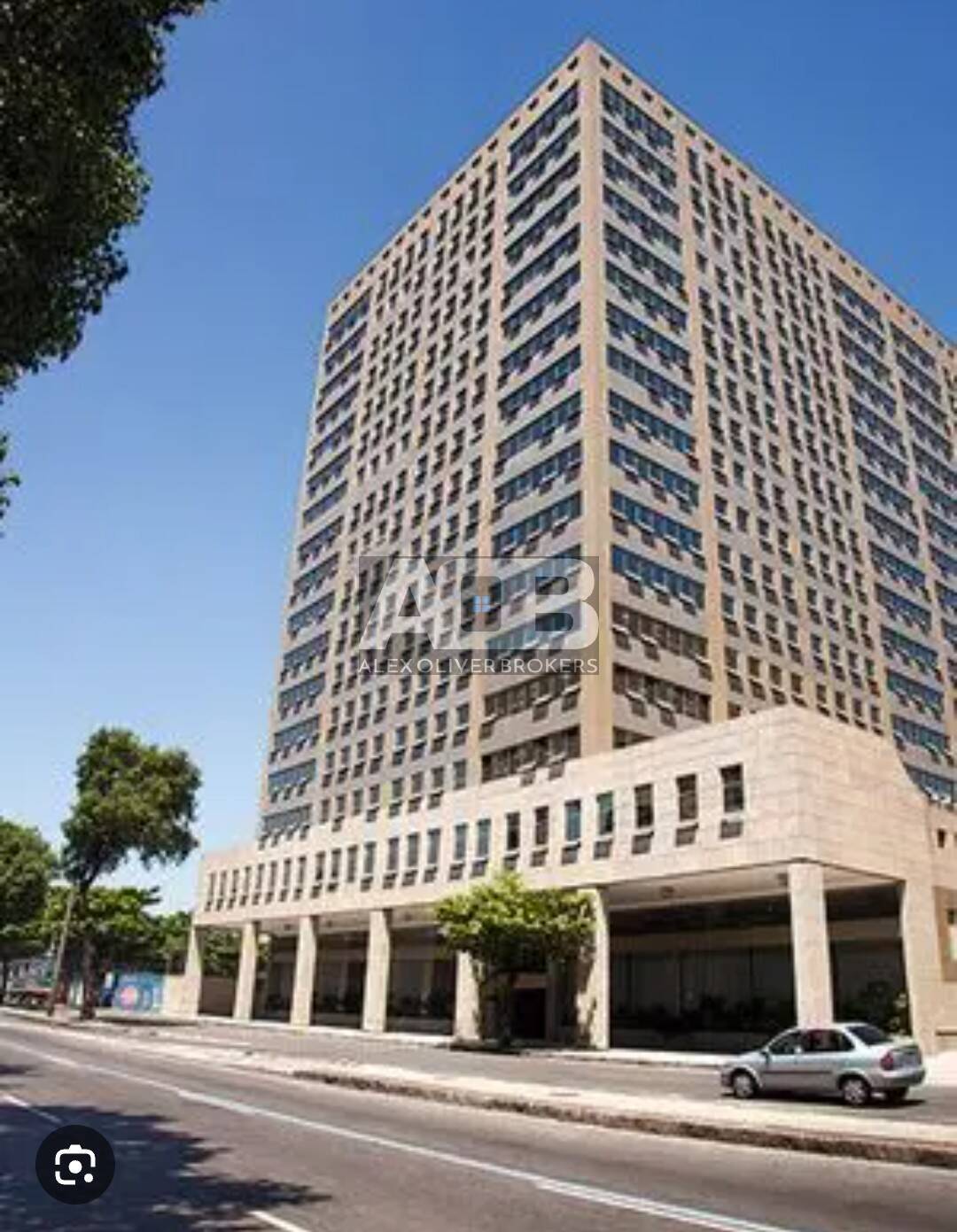 Sala Comercial de 150m2, ambas com direito a 50 vagas de garagem.
